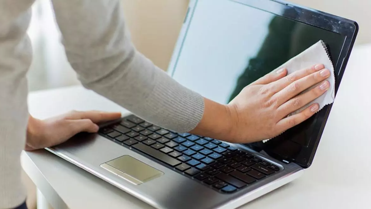 El truco infalible para limpiar las pantallas de los televisores o la computadora