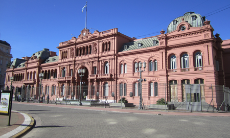 Tras una semana que supuso una prueba de fuego, Alberto Fernández organizó una reunión el viernes en la Casa Rosada con la ministra de Economía, Silvina Batakis, y el titular del Banco Central, Miguel Pesce. Tras una semana que supuso una prueba de fuego, Alberto Fernández organizó una reunión el viernes en la Casa Rosada con la ministra de Economía, Silvina Batakis, y el titular del Banco Central, Miguel Pesce.