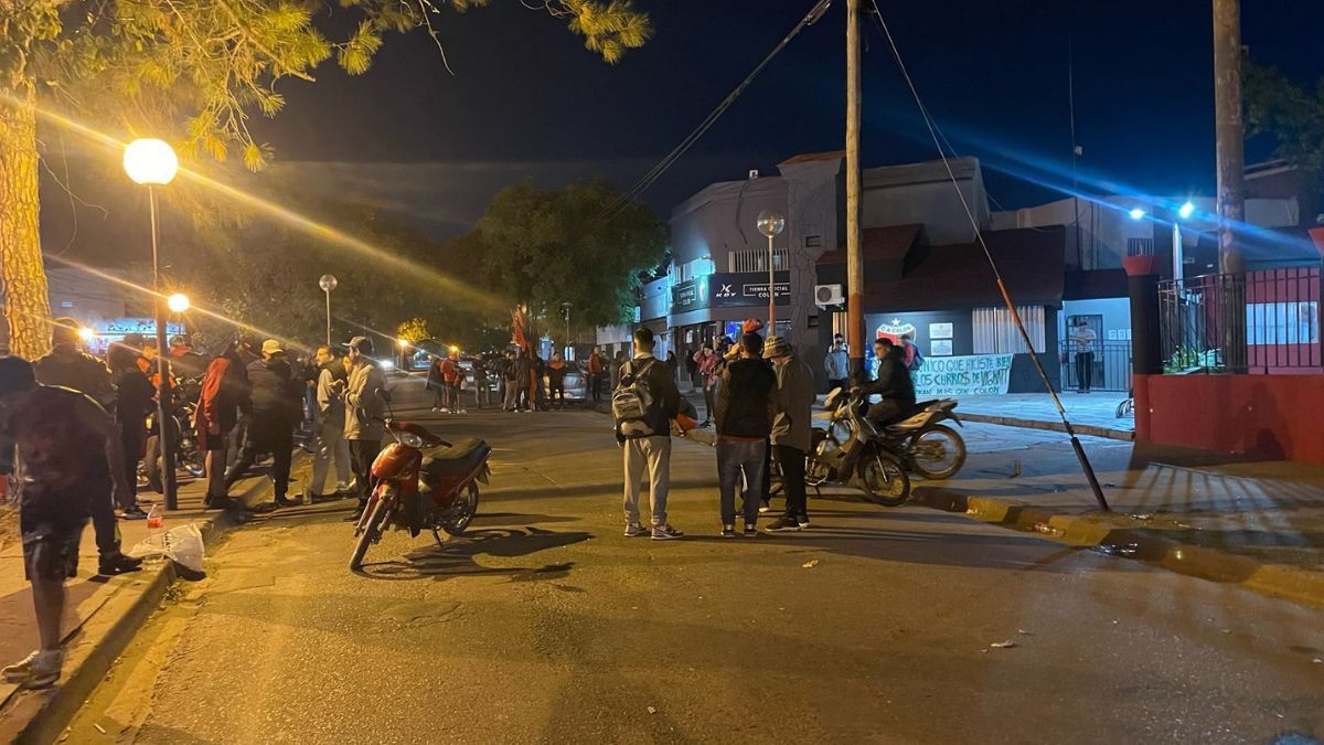 Es la segunda tarde consecutiva que hinchas sabalero se acercan a la sede a reclamar por el mal presente del club.