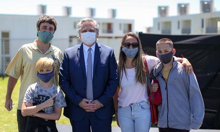 Devaluar es fácil, pero es una máquina de generar pobreza. La verdad nosotros lo que queremos es una Argentina que crezca y se desarrolle, que dé trabajo, produzca y exporte, dijo el jefe de Estado al encabezar un acto en Ezeiza. Devaluar es fácil, pero es una máquina de generar pobreza. La verdad nosotros lo que queremos es una Argentina que crezca y se desarrolle, que dé trabajo, produzca y exporte, dijo el jefe de Estado al encabezar un acto en Ezeiza.