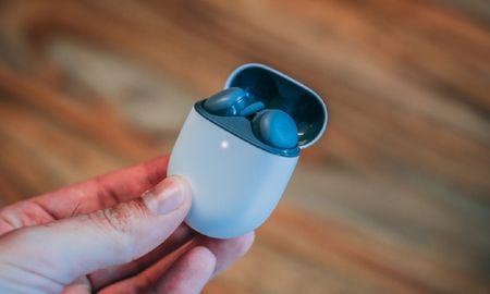 Google Pixel Buds, los auriculares inalámbricos que traducen charlas en tiempo real en 40 idiomas. Google Pixel Buds, los auriculares inalámbricos que traducen charlas en tiempo real en 40 idiomas.