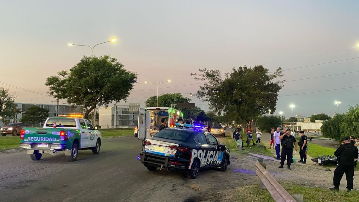 Un automóvil de la policía de Santa Fe colisionó con una moto en la Autopista y Gaboto.