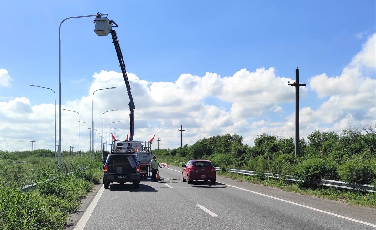 Vialidad Nacional prosigue con los trabajos de mejoramiento del alumbrado de la Ruta Nacional 168 en el tramo de iluminación a su cargo.