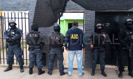 Uno de los prófugos fue detenido en Villa Gobernador Gálvez, en una vivienda ubicada en calle Roca al 600. Uno de los prófugos fue detenido en Villa Gobernador Gálvez, en una vivienda ubicada en calle Roca al 600.