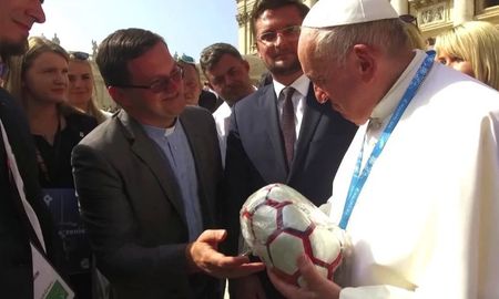 el papa francisco recibio una pelota hecha por internos de la carcel de trenque lauquen