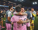 Lionel Messi y Facundo Farías tras la consagración del Inter Miami.