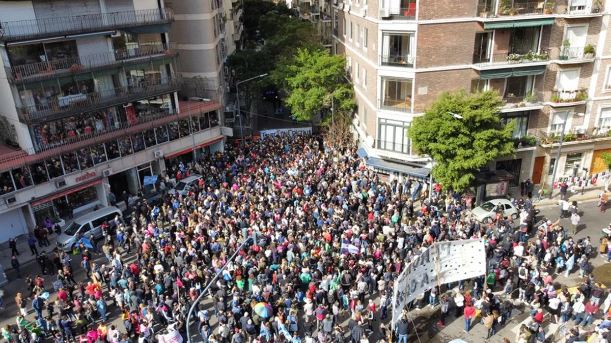 Las manifestaciones en Juncal y Uruguay, en apoyo a la dirigente política del peronismo, se habían hecho cotidianas. Las manifestaciones en Juncal y Uruguay, en apoyo a la dirigente política del peronismo, se habían hecho cotidianas.