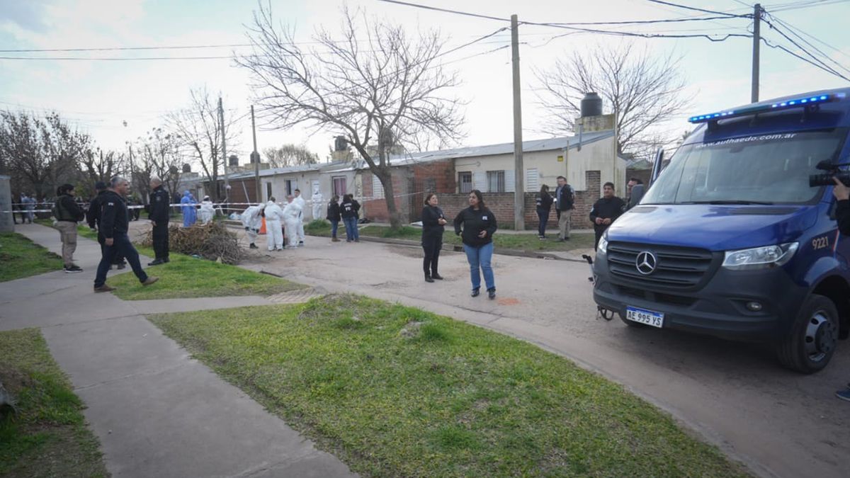 Policías y peritos analizan la escena del hecho. 
