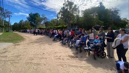 altText(Abrazo simbólico en Colastiné Norte: Un Mundo Especial reclamó por recortes en discapacidad)}