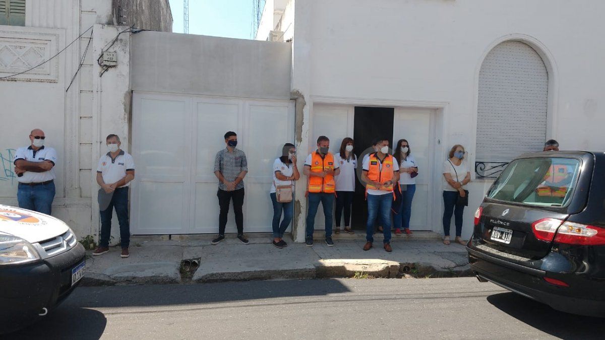 El cortejo fúnebre salió de la casa de sepelios para luego pasar por el frente de las oficinas de la Secretaría