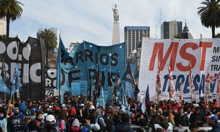 El Gobierno nacional anunció la linea 134 para denunciar organizaciones sociales que coordinen los planes sociales. El Gobierno nacional anunció la linea 134 para denunciar organizaciones sociales que coordinen los planes sociales.