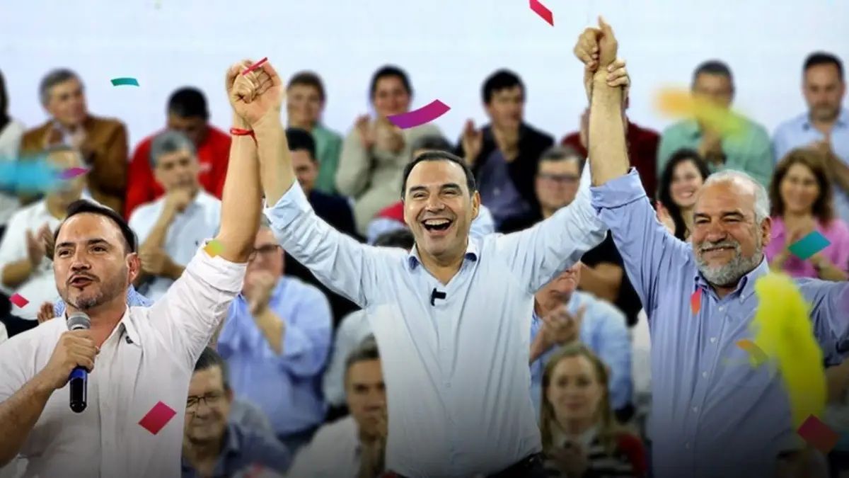 Tras el cierre de los comicios, la alianza oficialista Vamos Corrientes anunció a través de sus redes sociales que se adjudicaba el triunfo electoral. Tras el cierre de los comicios, la alianza oficialista Vamos Corrientes anunció a través de sus redes sociales que se adjudicaba el triunfo electoral.