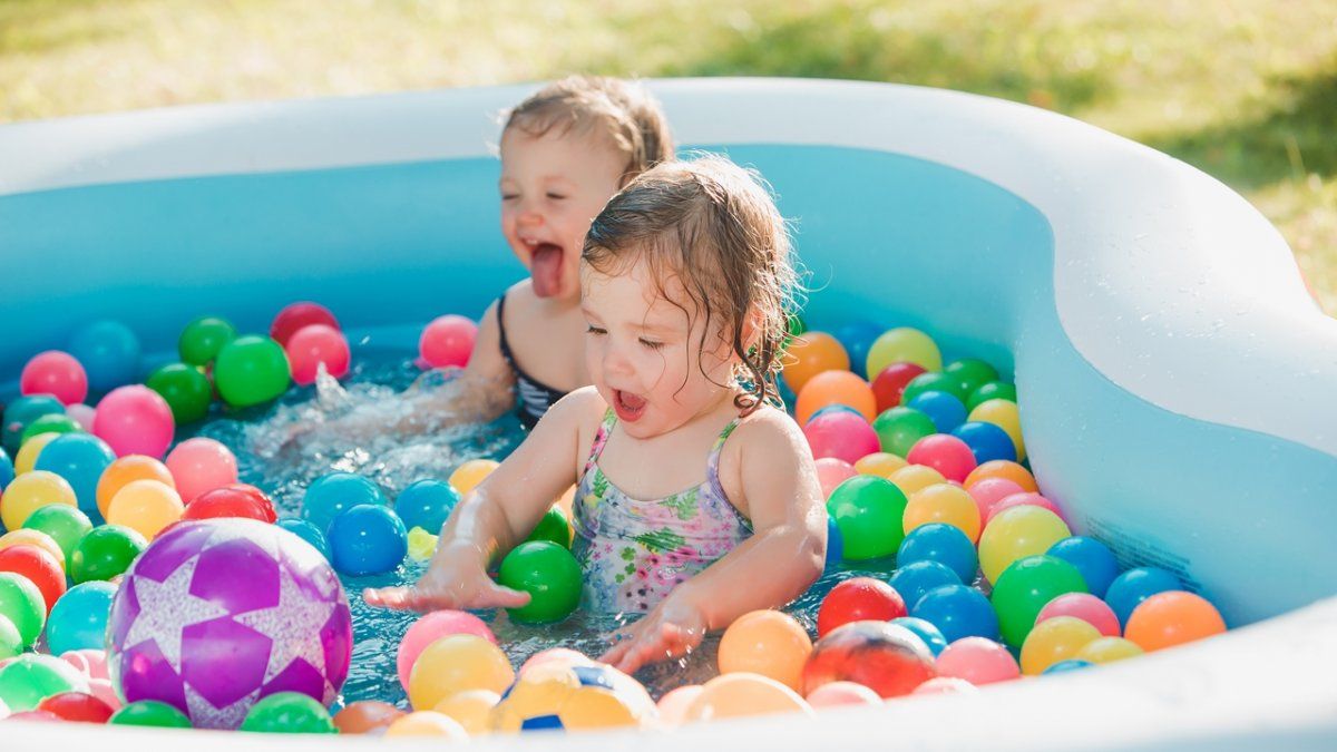 Se debe mantener una proporci&oacute;n segura entre el n&uacute;mero de cuidadores y ni&ntilde;os: en lactantes la relaci&oacute;n debe ser 1 a 1; de 1 a 2 a&ntilde;os: 1 a 2; de 2 a 3 a&ntilde;os: 1 a 3 y luego de los 4 a&ntilde;os de acuerdo con el grado de aprendizaje de nataci&oacute;n que tengan los ni&ntilde;os.