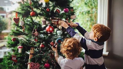 El error que bloquea tu suerte: dónde NO poner el árbol de Navidad y qué rincón activa la abundancia