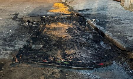 Tras el incendio, el auto fue retirado y quedó la marca en el lugar. Tras el incendio, el auto fue retirado y quedó la marca en el lugar.