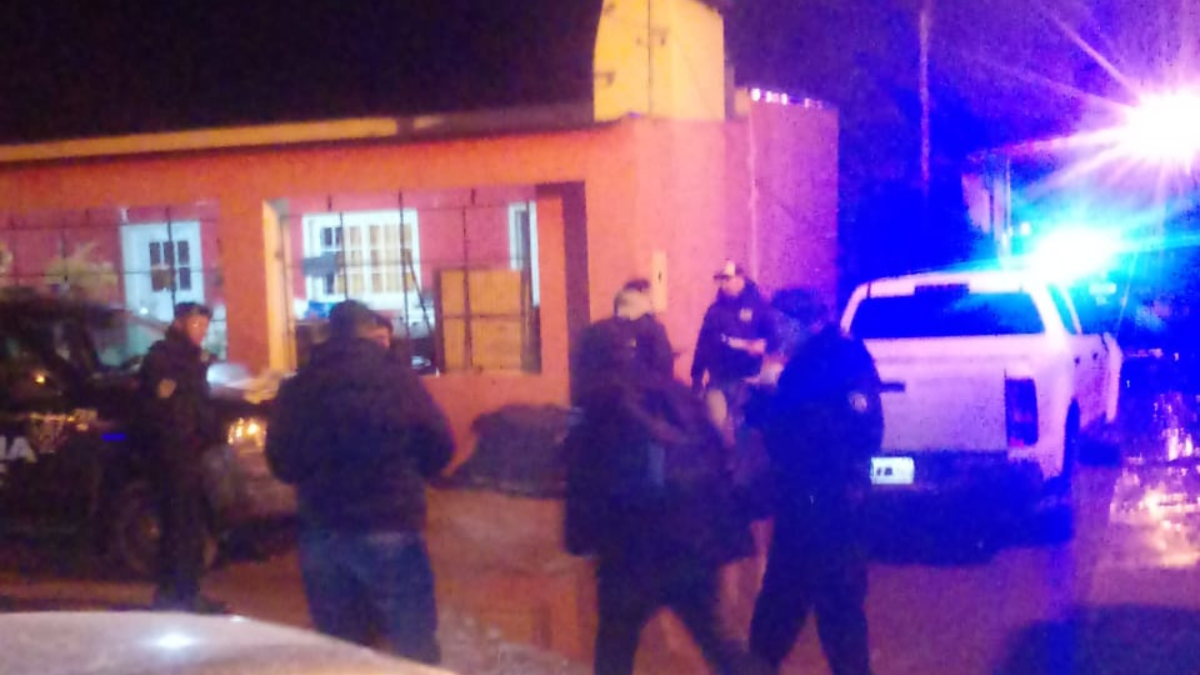 En el lugar del hecho trabajaron la Brigada de Homicidos, Peritos Criminalisticos y Medico Policial de la Agencia de Investigacion Criminal,que dispusieron que se preserve la escena del hecho.