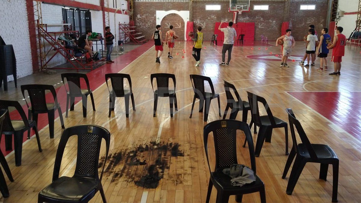 Club Santa Rosa: otra vez lo vandalizaron e incendiaron parte de la cancha de básquet