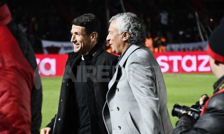 Néstor Gorosito junto a Sebastián Romero en el estadio de Colón. Néstor Gorosito junto a Sebastián Romero en el estadio de Colón.