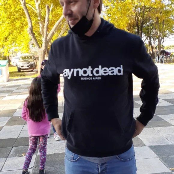 Benjamín Vicuña participó en Pilar de la inauguración de la plaza que lleva el nombre de la hija que tuvo con la modelo. 