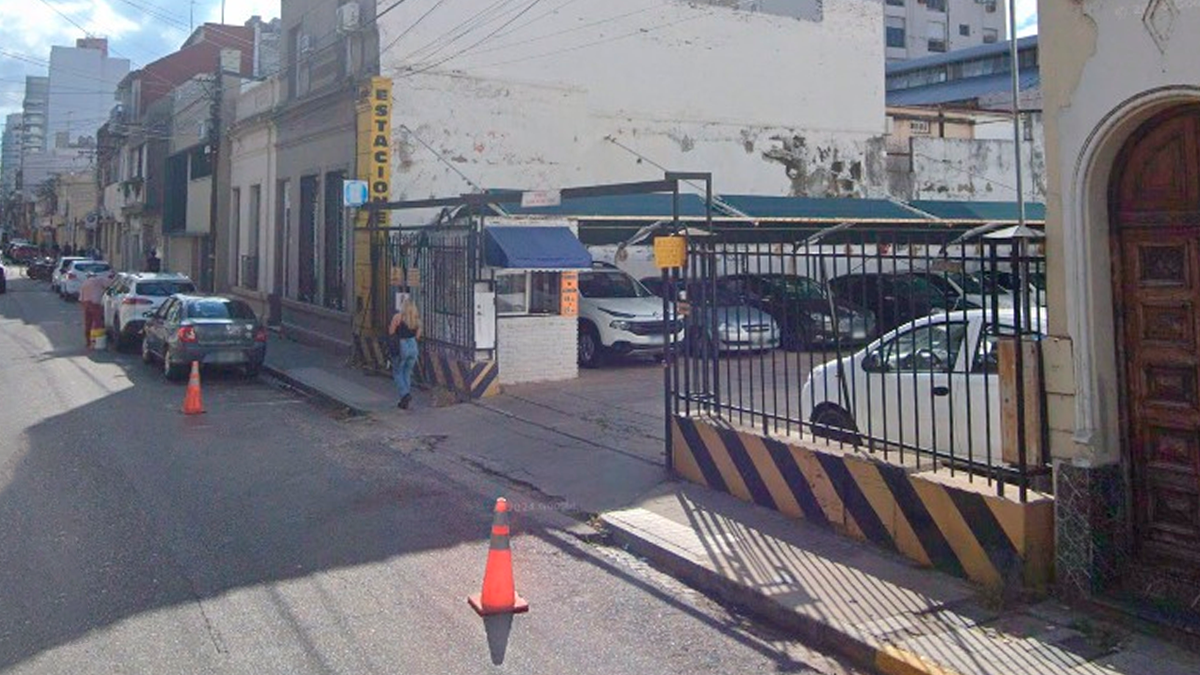 El hecho se produjo en la madrugada de este lunes en un estacionamiento de pleno microcentro de Santa Fe.