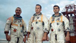 Los astronautas Grissom, White y Chaffee se paran cerca del complejo de lanzamiento 34 de Cabo Cañaveral durante el entrenamiento para el Apolo 1 en enero de 1967. En la cápsula morirían a causa de un incendio después.