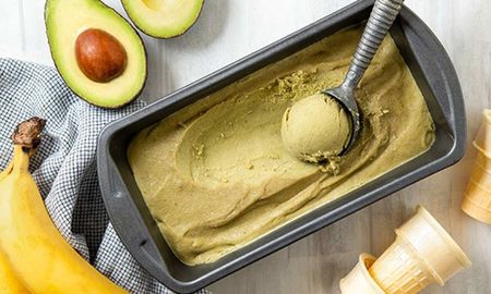 Un clásico saludable con textura cremosa y sabor suave, sin necesidad de máquina de helado. Un clásico saludable con textura cremosa y sabor suave, sin necesidad de máquina de helado.