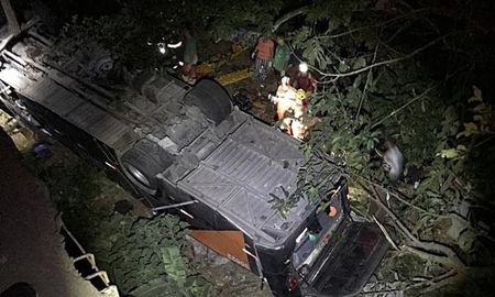 Cuatro muertos al caer un ómnibus desde un puente en Brasil