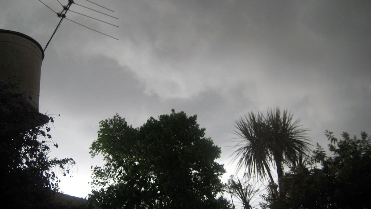 Durante una tormenta fugaz, los padres del nene salieron a descolgar la ropa descalzos, y recibieron una descarga el&eacute;ctrica.