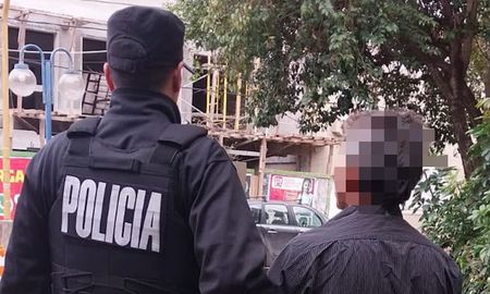 Un hombre fue detenido tras ser denunciado por robo de dinero en efectivo en un local de ropa de su expareja. Un hombre fue detenido tras ser denunciado por robo de dinero en efectivo en un local de ropa de su expareja.