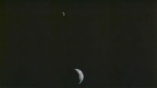 La primera foto de la Tierra y la Luna juntas desde el espacio profundo.