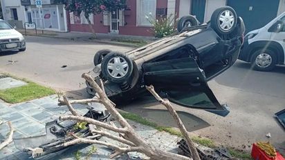Perdió el control, chocó contra una planta y volcó en el sur de Santa Fe