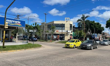 Tres delincuentes a bordo de una moto interceptaron a un hombre en inmediaciones de Aristóbulo del Valle al 7300. Tres delincuentes a bordo de una moto interceptaron a un hombre en inmediaciones de Aristóbulo del Valle al 7300.
