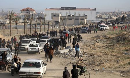 Palestinos regresan a la ciudad de Rafah, en el sur de la Franja de Gaza, el 19 de enero de 2025. Foto: NA. Palestinos regresan a la ciudad de Rafah, en el sur de la Franja de Gaza, el 19 de enero de 2025. Foto: NA.