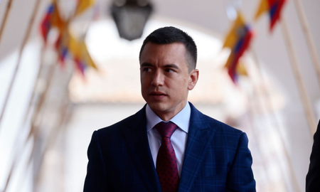 Daniel Noboa, el presidente de Ecuador, anunció este jueves la desvinculación de 5.000 funcionarios públicos y la fusión de ministerios y secretarías como parte de un plan de eficiencia administrativa. Daniel Noboa, el presidente de Ecuador, anunció este jueves la desvinculación de 5.000 funcionarios públicos y la fusión de ministerios y secretarías como parte de un plan de eficiencia administrativa.