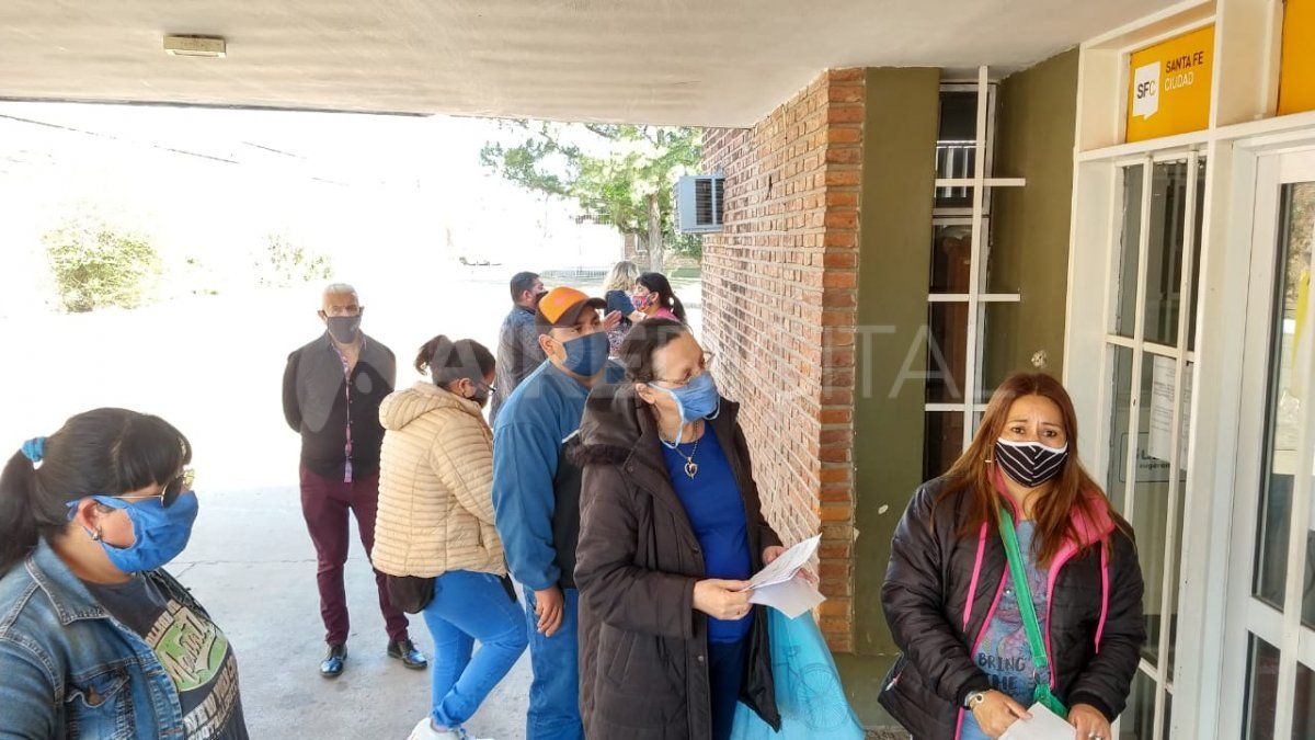 Inhumano: colas en la puerta del Cementerio Municipal para conseguir el permiso y velar a familiares fallecidos