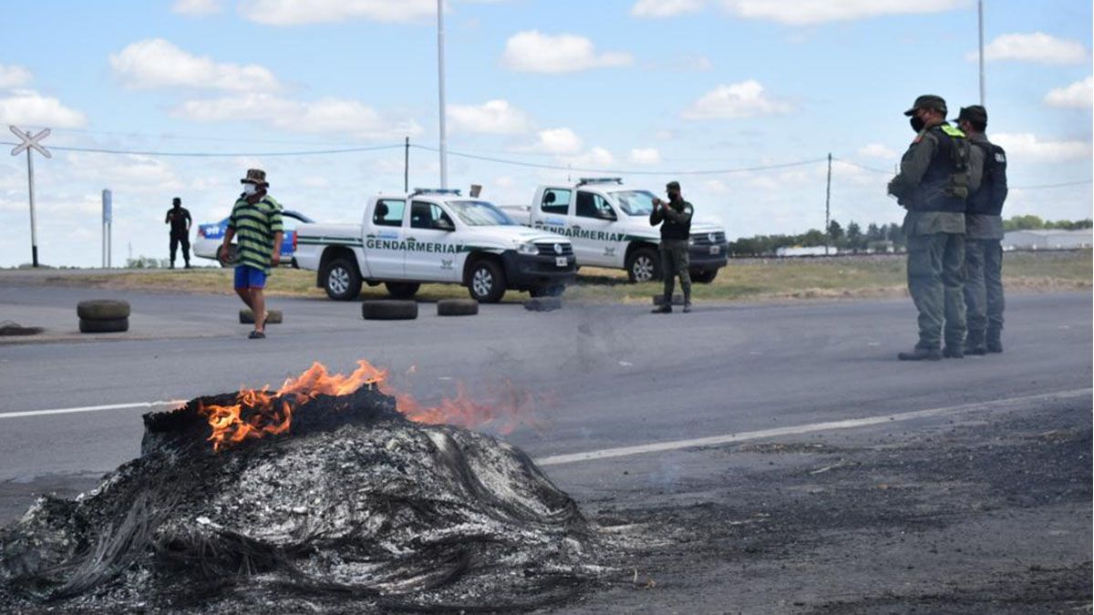 Este miércoles, los pescadores volvieron a cortar la ruta 11 a la altura de Maciel / Foto gentileza Info Mas Noticias