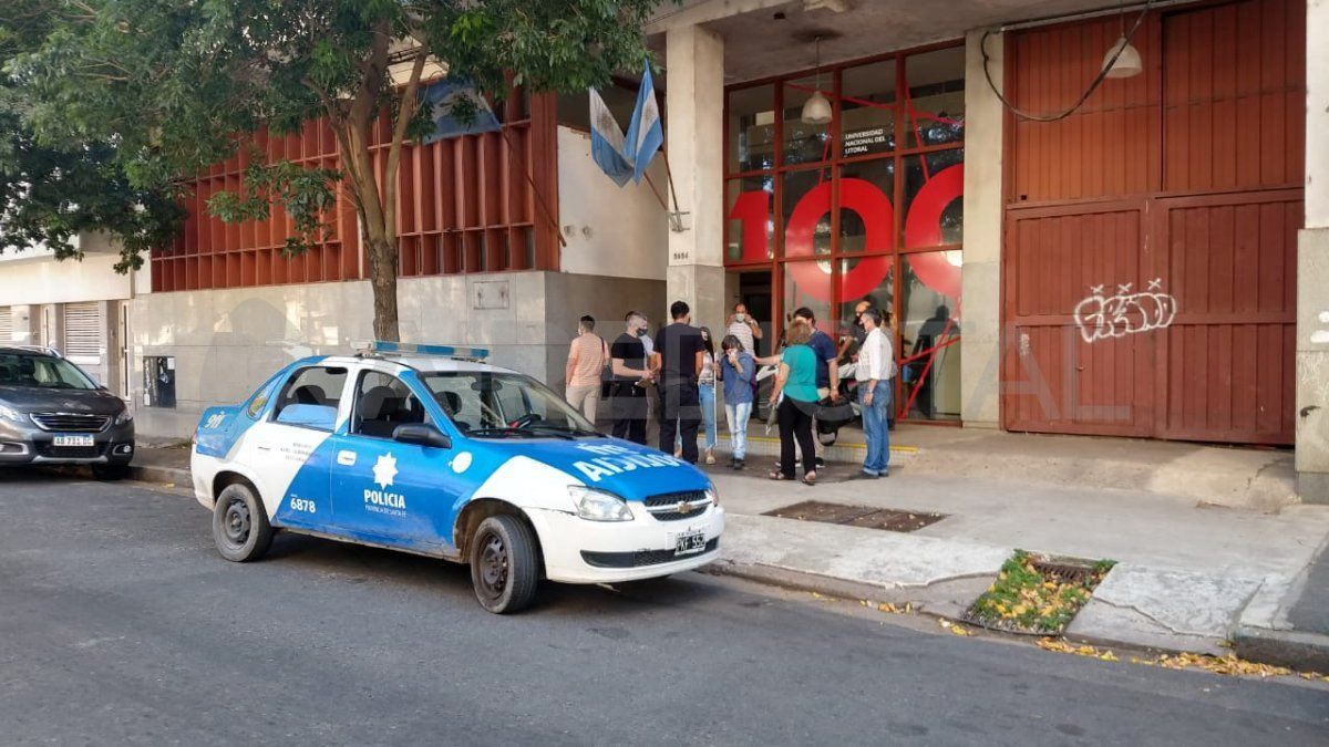 La policía le tomó declaración a la joven en el lugar y luego la llevó a la casa