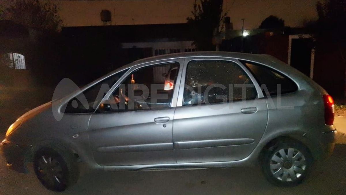 El auto que se utilizó en el asalto, en Perú y San Lorenzo de Rosario, fue encontrado por la policía provincial y se detuvo a un hombre y a una mujer. El auto que se utilizó en el asalto, en Perú y San Lorenzo de Rosario, fue encontrado por la policía provincial y se detuvo a un hombre y a una mujer.