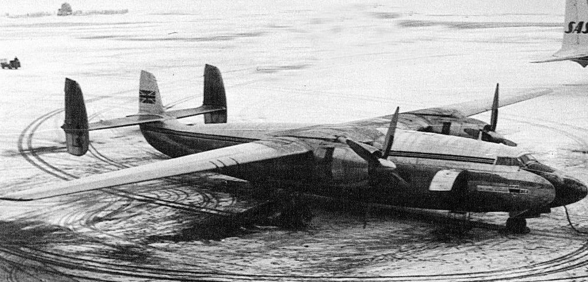 El Airspeed AS.57 Ambassador 2 de la British European Airways (BEA), matrícula G-ALZU –y llamado Lord Burghley–, fotografiado sobre la plataforma del aeropuerto de Munich-Riem, poco antes del fatídico accidente. La temperatura era cercana a 0°, había nevado casi todo el día y, además, los fuertes vientos cruzados complicarían el despegue que estaban por realizar. El Airspeed AS.57 Ambassador 2 de la British European Airways (BEA), matrícula G-ALZU –y llamado Lord Burghley–, fotografiado sobre la plataforma del aeropuerto de Munich-Riem, poco antes del fatídico accidente. La temperatura era cercana a 0°, había nevado casi todo el día y, además, los fuertes vientos cruzados complicarían el despegue que estaban por realizar.