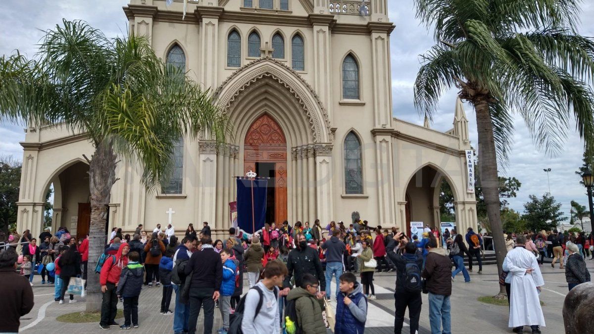 Llegan los primeros fieles este sábado a la Basílica Nuestra Señora de Guadalupe de la ciudad de Santa Fe. 