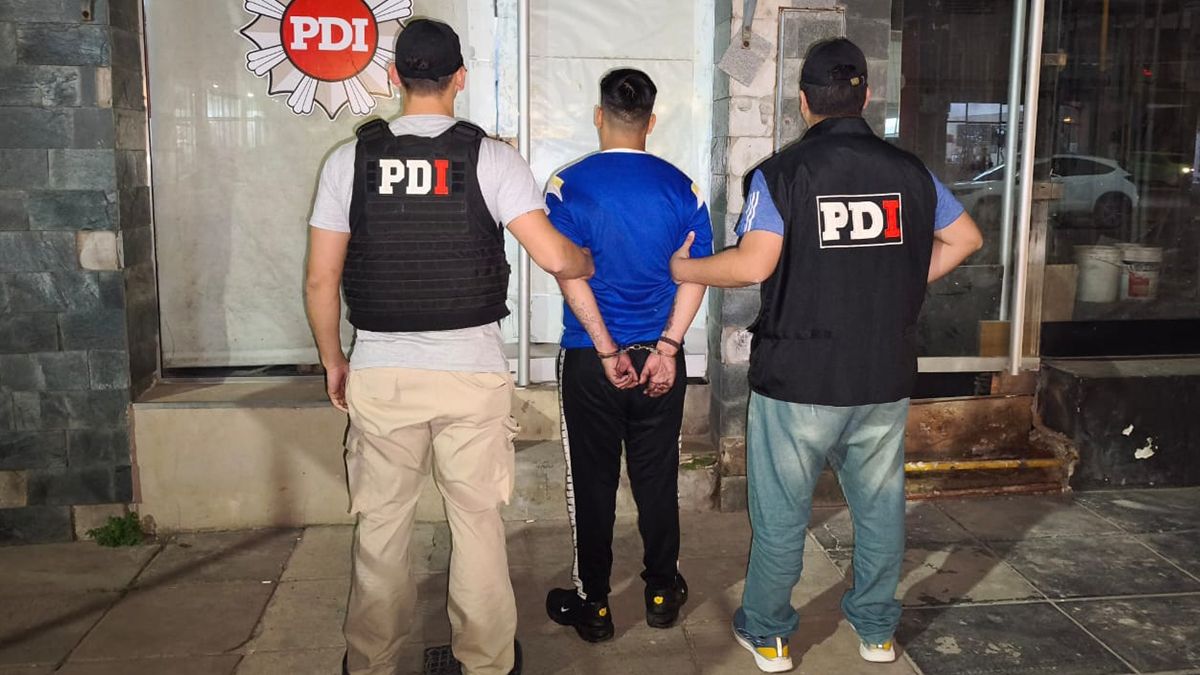 El presunto autor del crimen cuando fue trasladado a la sede de homicidios de la PDI.&nbsp;