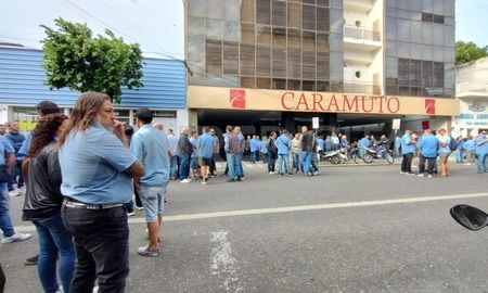 Familiares, amigos y compañeros despidieron este domingo a César, el colectivero asesinado en Rosario. Familiares, amigos y compañeros despidieron este domingo a César, el colectivero asesinado en Rosario.