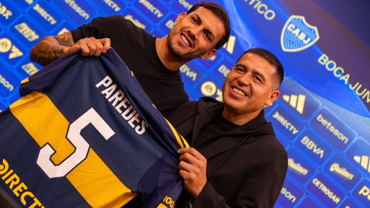 Paredes junto a Juan Román Riquelme