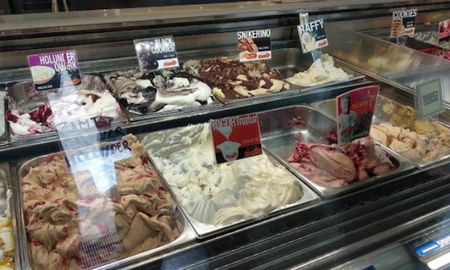 La heladeria sorprendió a sus clientes con los nuevos sabores. La heladeria sorprendió a sus clientes con los nuevos sabores.