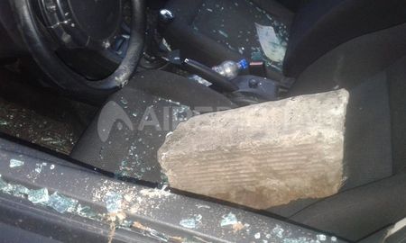 Le rompieron el vidrio al auto arrojándole un trozo de cordón Le rompieron el vidrio al auto arrojándole un trozo de cordón