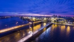 El Puente Colgante de Santa Fe se destaca como atractivo turístico del país.
