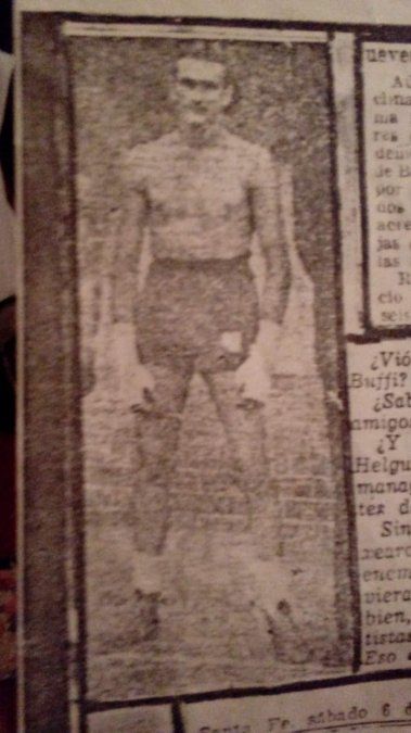 Roberto Tito Agrafogo nació en la ciudad de Santa Fe el 29 de diciembre de 1924. Con sus hermanos, Eduardo Hipólito –que fue campeón santafesino liviano– y Raúl Héctor, comenzó a practicar boxeo en el Boxing Blas Parera.