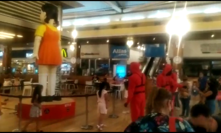 Denuncian que en un shopping de Avellaneda hicieron recrear a niños El juego del Calamar Denuncian que en un shopping de Avellaneda hicieron recrear a niños El juego del Calamar
