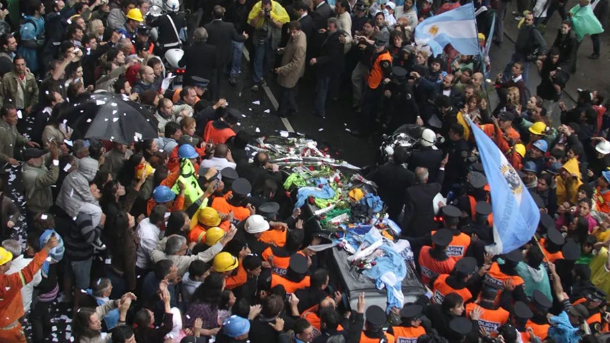 Una multitud histórica colmó la Plaza de Mayo y realizó esperas de hasta ocho horas para ingresar al Salón de los Patriotas Latinoamericanos. Una multitud histórica colmó la Plaza de Mayo y realizó esperas de hasta ocho horas para ingresar al Salón de los Patriotas Latinoamericanos.