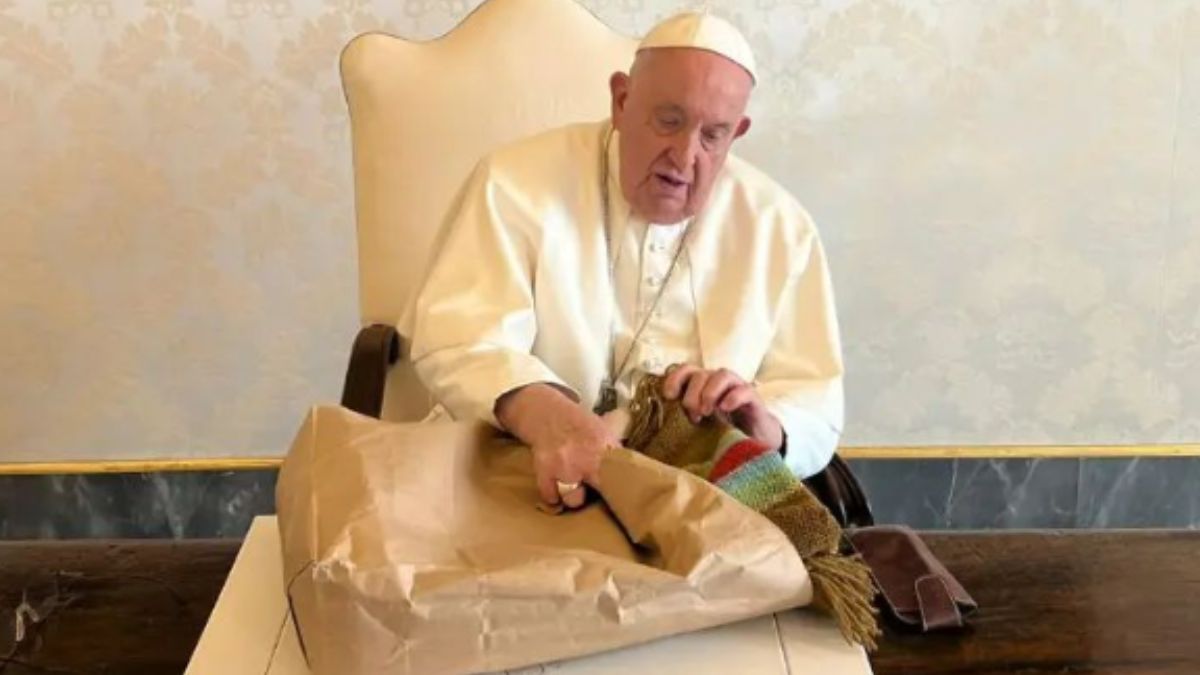El Papa Francis recibió el poncho santafesino elaborado en Fortín Olmos.
